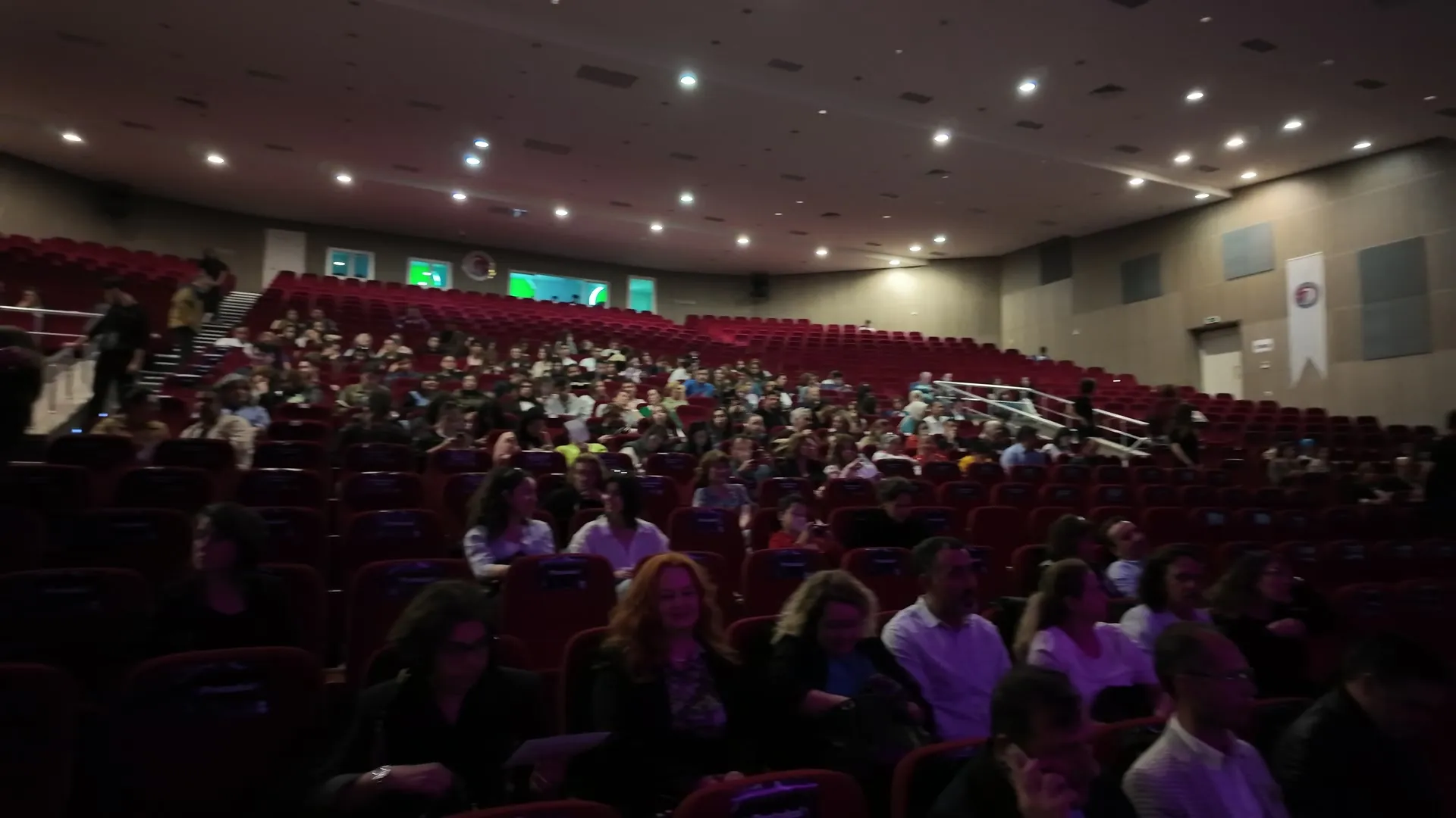 TEDxÇanakkale salonunda yerini alan seyirciler