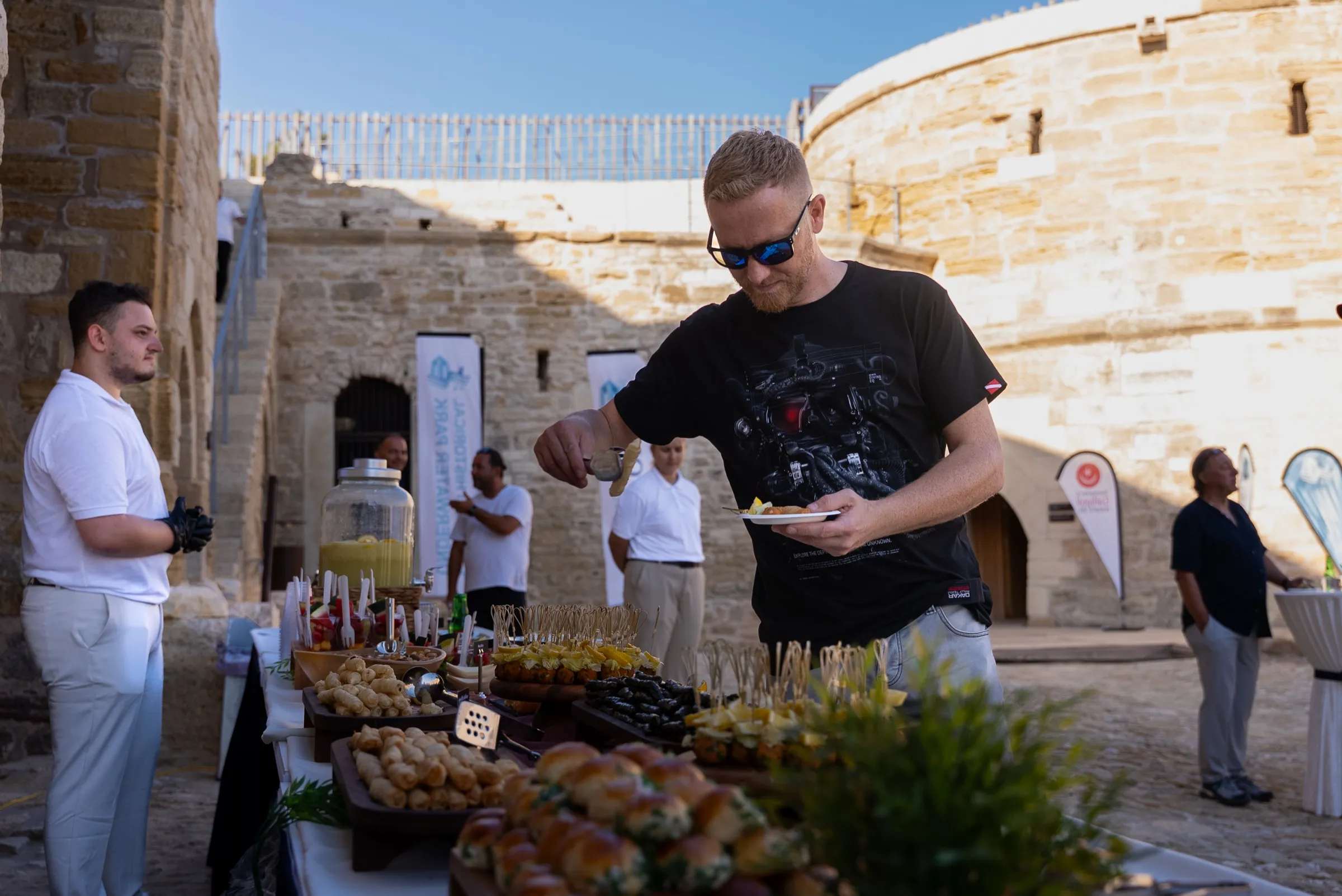 Kale avlusunda büfeden servis alan misafir