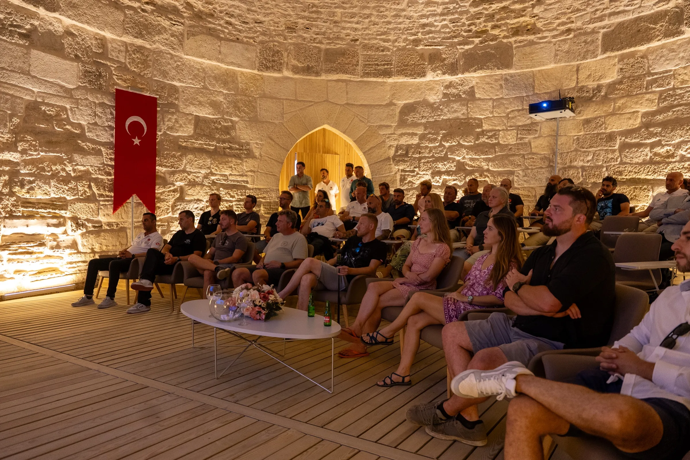 Kale-i Sultaniye'nin taş kubbeli salonunda oturan katılımcılar
