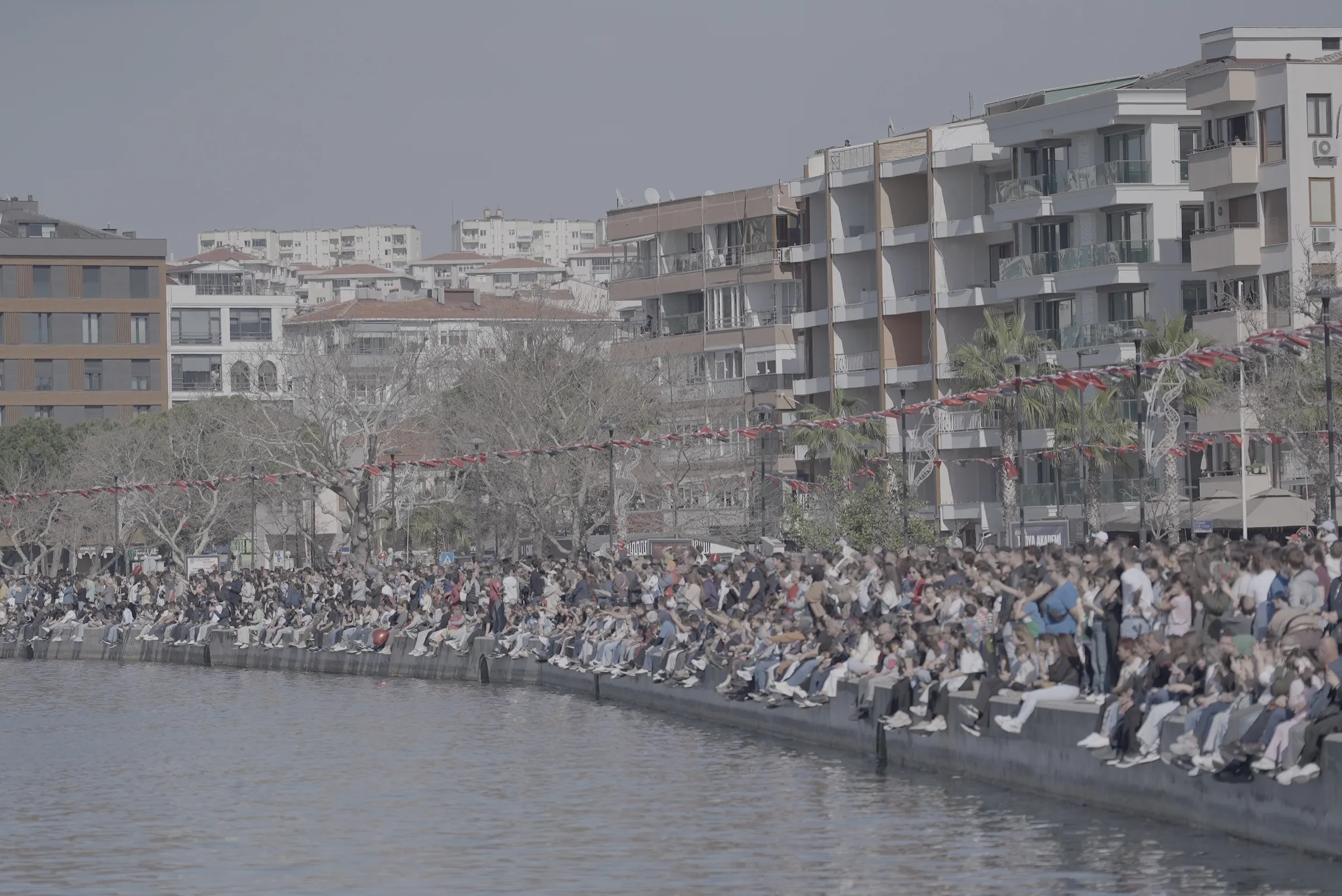 Çanakkale kordonunda kıyı boyunca dizilmiş festival kalabalığı