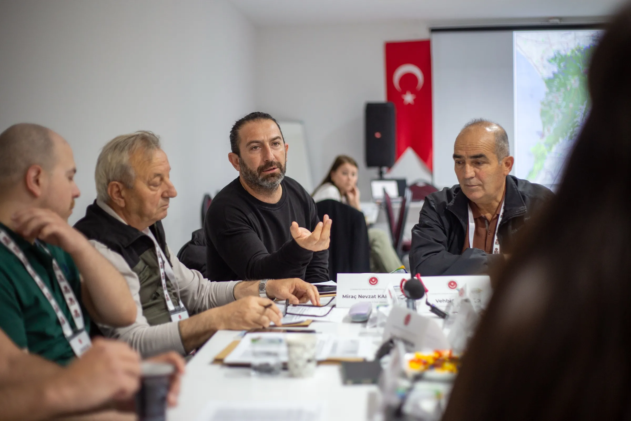 Yaka kartlı katılımcılarla masa başında planlama toplantısı