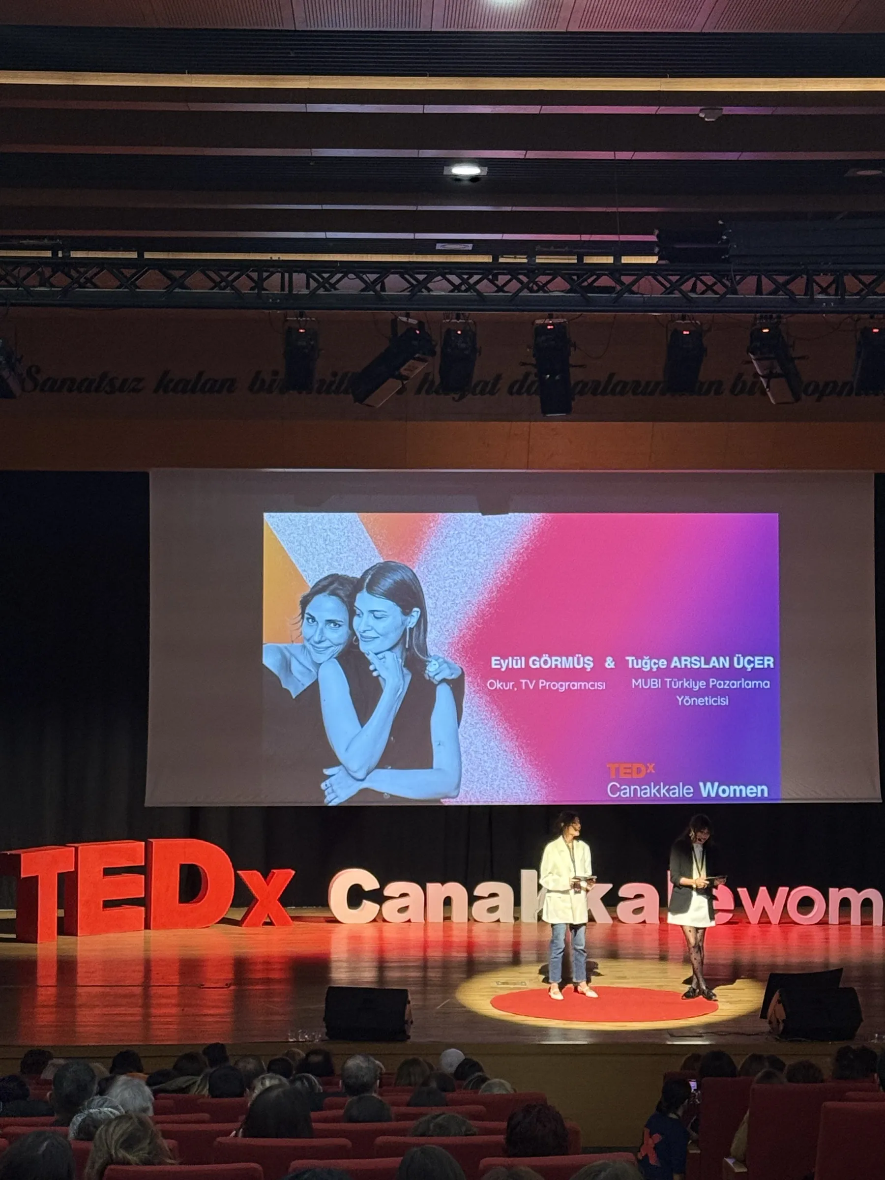 TEDxÇanakkaleWomen sahnesinde iki konuşmacı