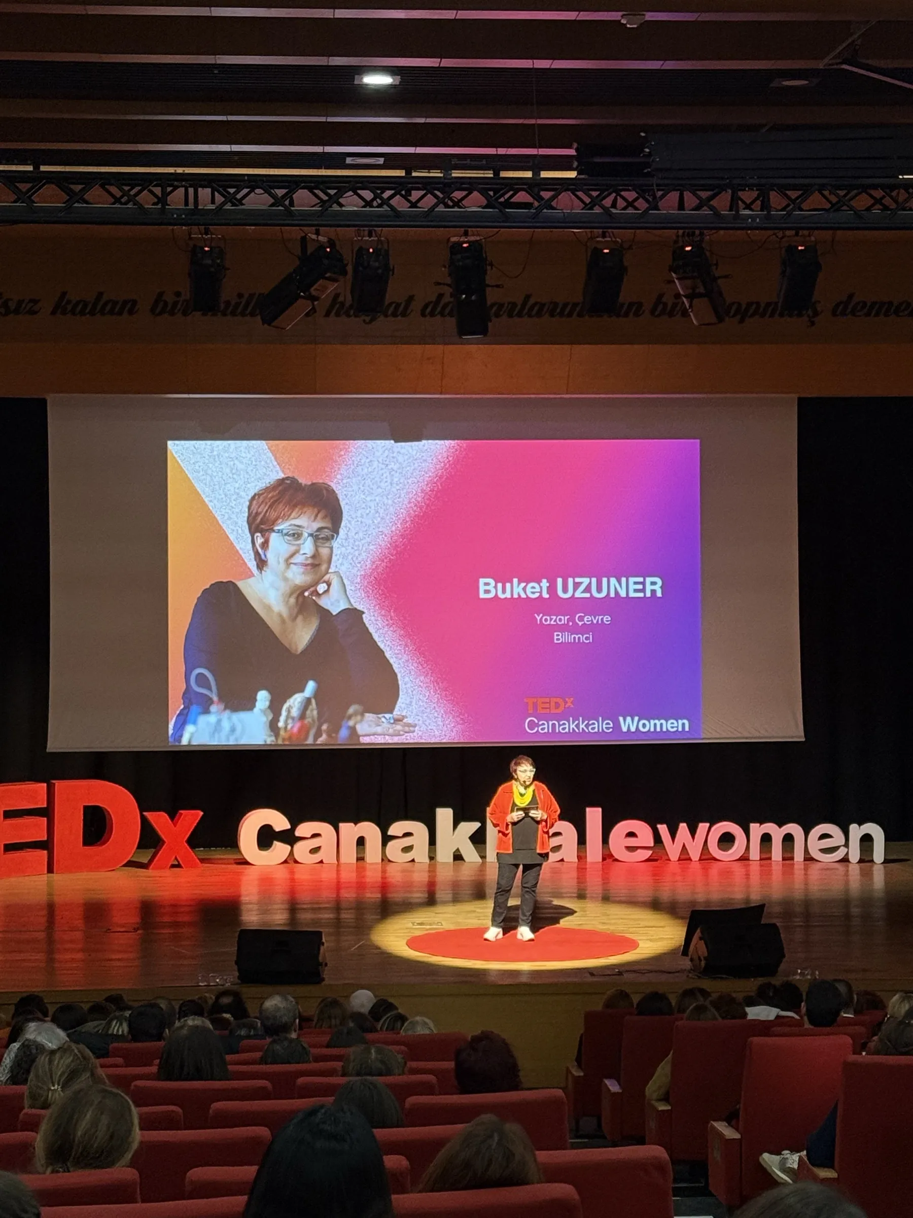 TEDxÇanakkaleWomen sahnesinde konuşmacı ve dev ekran